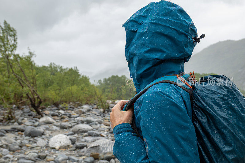 女徒步旅行者在暴雨中