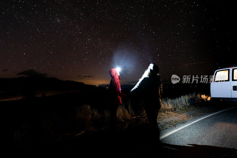 一对夫妇在山里进行公路旅行探险