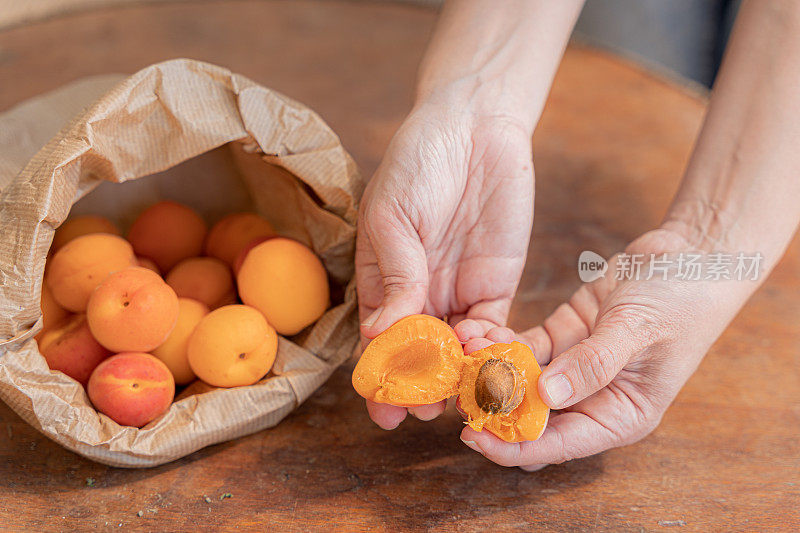 农民们双手张开新鲜收获的有机杏子