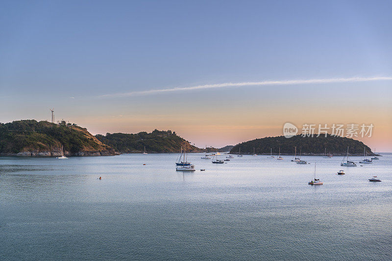 泰国普吉岛奈汉海滩美丽的海景和帆船