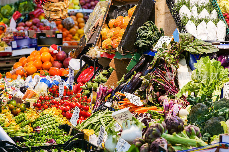 市场摊位上的健康水果和蔬菜种类繁多