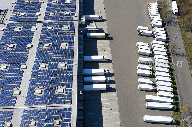 装有可再生能源工厂的货柜及配货仓库鸟瞰图