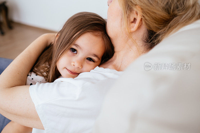 快乐的中年祖母抱着可爱的小孙女