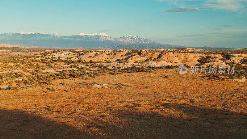 无人机俯瞰犹他州的日落景观望向拉萨尔山脉