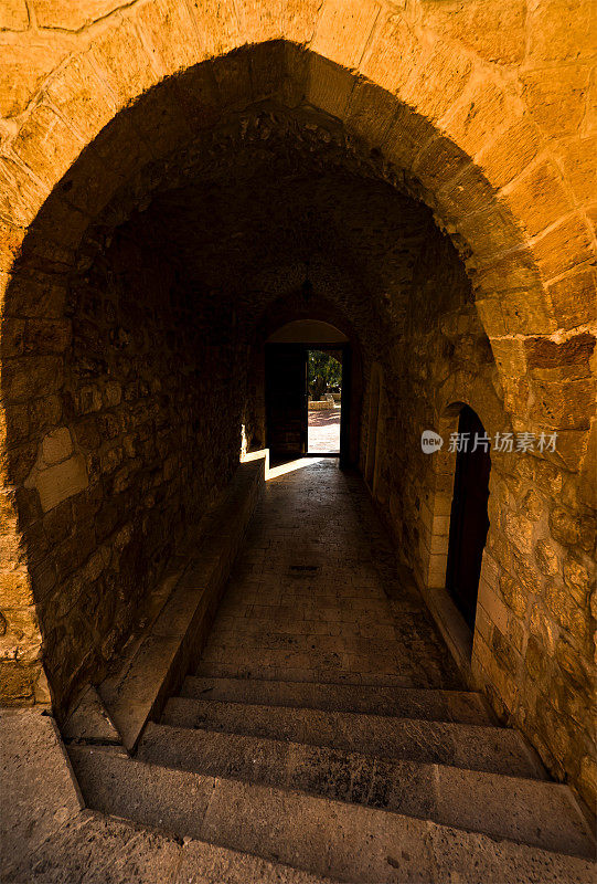 马尔丹Deyrulzafaran修道院建筑中的光影