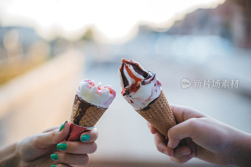 冰淇淋在一对夫妇的手中
