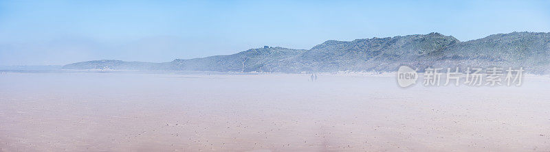 海雾笼罩着人们在海洋海滩沙丘全景