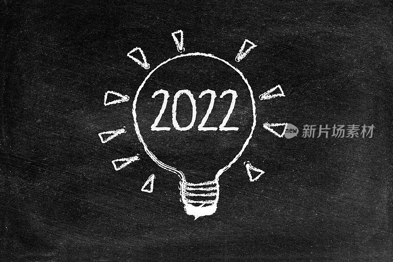 2022年，在黑板上画上灯泡的创意概念