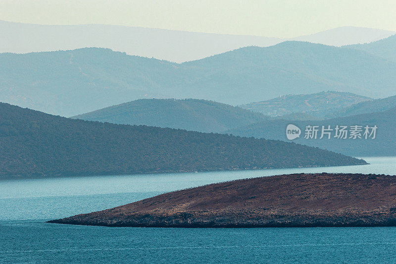 位于土耳其博德鲁姆的爱琴海山脉和岛屿