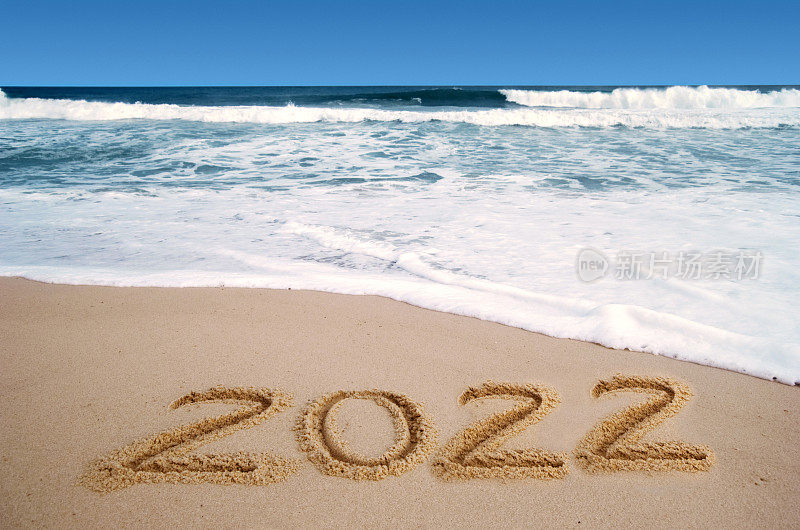 海滩上的2022年新年