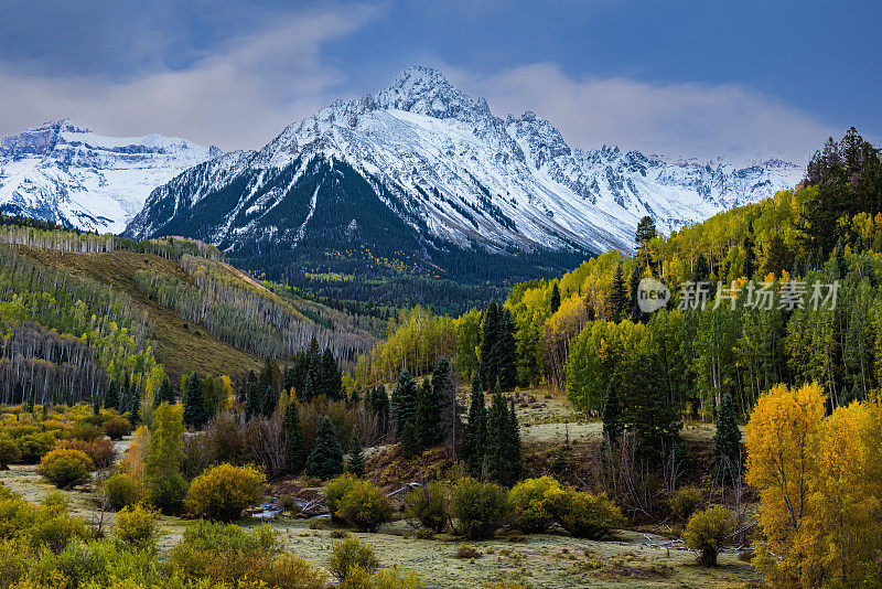 科罗拉多州圣胡安山脉的秋色。斯奈费尔斯山和达拉斯分水岭