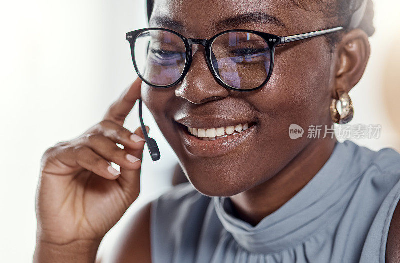 一名年轻女子在现代化的办公室里戴着耳机