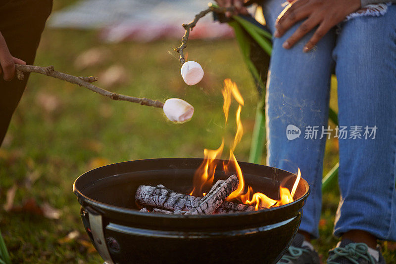 一对情侣在露营时烤棉花糖