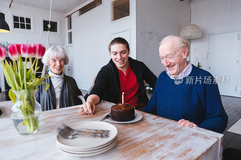 爷爷和家人一起欣赏他的生日蛋糕