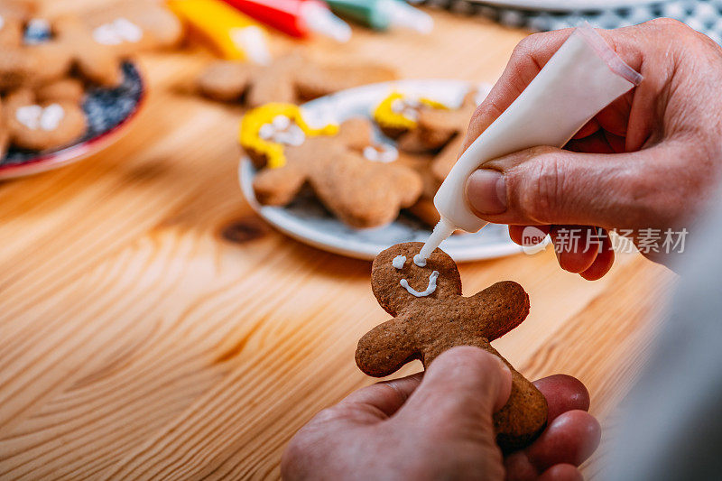 奶奶正在为她的孙子孙女们做姜饼饼干