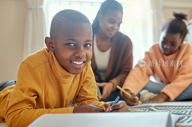 一个小男孩正在完成他的家庭作业，而他的妈妈帮助他和他的妹妹