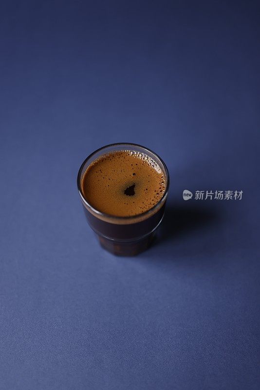 土耳其咖啡，在深蓝色背景的杯子里有大量的泡沫