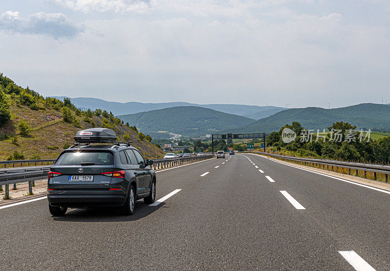 一辆带有车顶架的斯柯达Kodiaq和其他汽车沿着克罗地亚Plitvice的高速公路行驶。