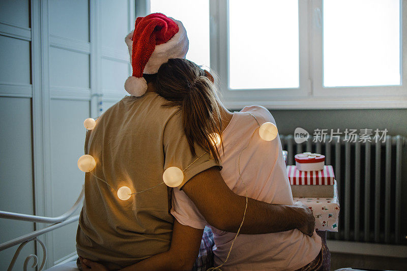 浪漫的夫妇在圣诞假期在家的肖像