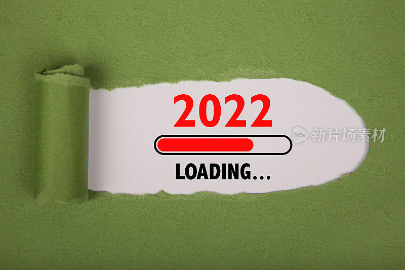 在白色背景上加载2022年新年的撕裂纸