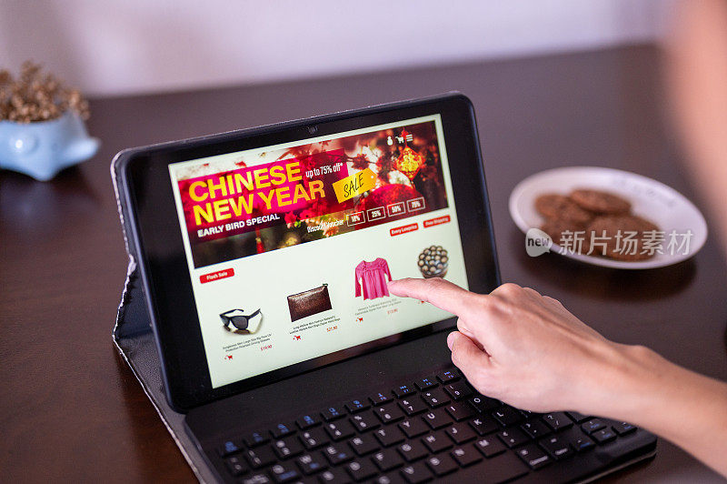 妇女在网上购物，中国新年大甩卖