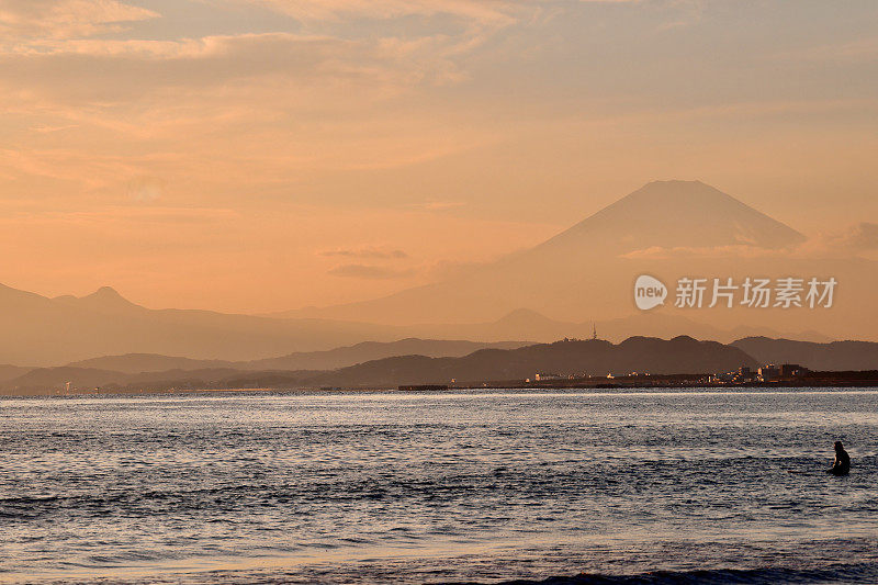 日落海滩上的富士山剪影