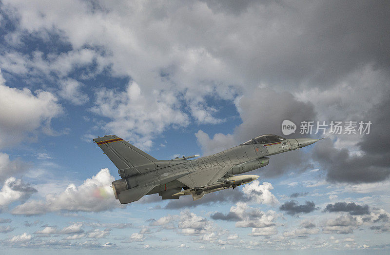 喷气式战斗机飞过云层。