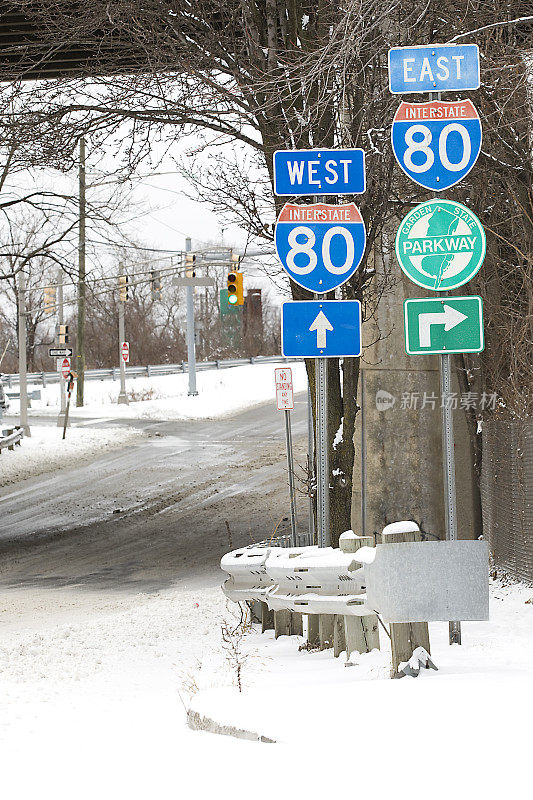 80号州际公路，东，西，花园州公园道路标志，雪天