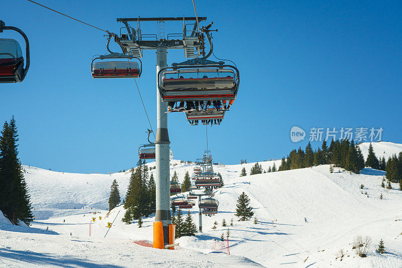 波斯尼亚和黑塞哥维那Jahorina滑雪场的滑雪缆车上的滑雪者