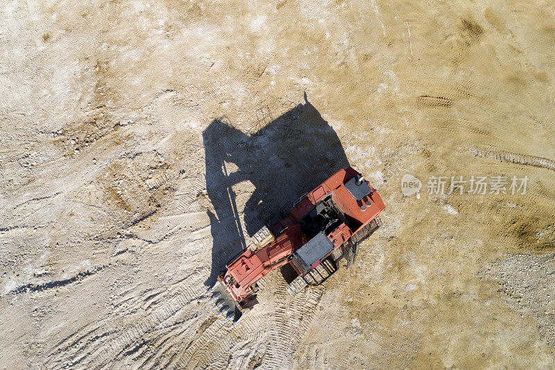 采石场的红色挖掘机，航拍低空视图