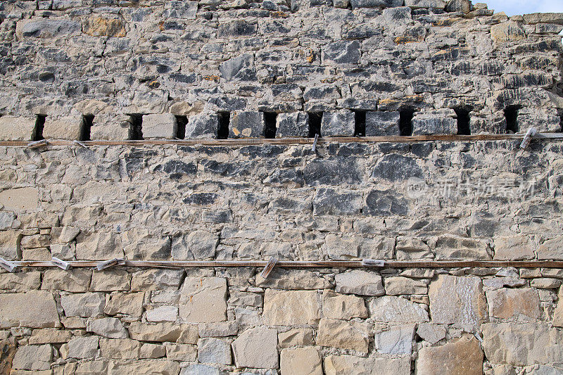 蒙大拿中部的古老石墙作为背景