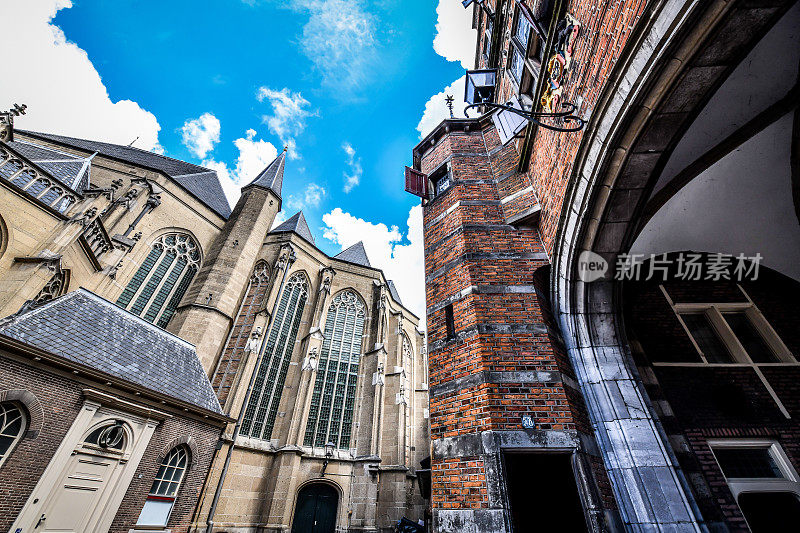 荷兰奈梅亨圣斯蒂芬教堂墙上的高窗户的低角度视图