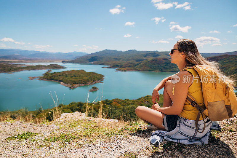 一位微笑的女游客在黑山的杜米特山度假。