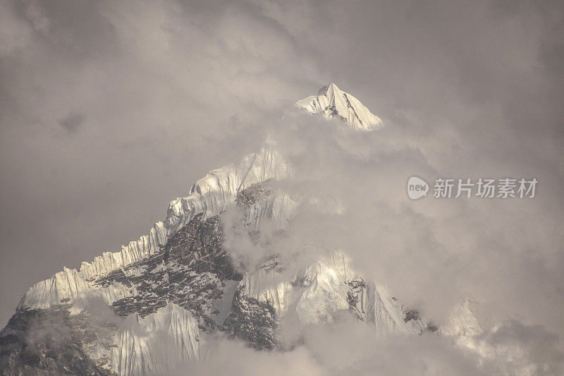 从空中俯瞰春天的喜马拉雅山