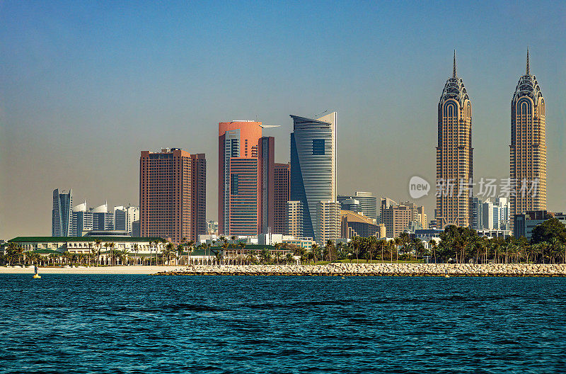 迪拜码头和JBR地区和波斯湾金色沙滩的观点，迪拜，阿联酋