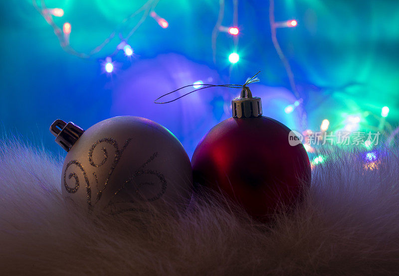 圣诞球装饰在一个蓝色的背景。新年快乐。