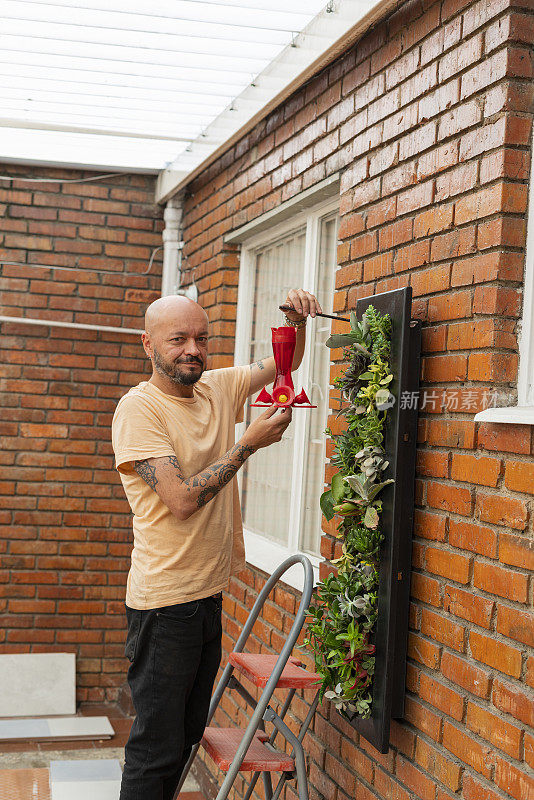 艺术家用多肉植物创作了一幅作品，他把这些植物放在一个鱼缸里，作为仓鼠的家