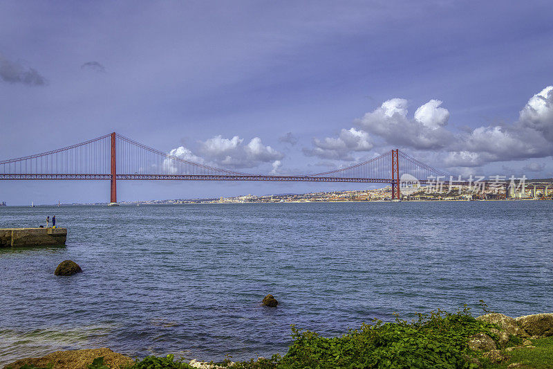 从塔霍河对岸俯瞰里斯本的全景