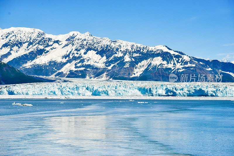 从一艘路过的游轮上拍摄的美国阿拉斯加哈伯德冰川的近景，乘客们享受着看到冰川受到气候变化和全球变暖的威胁。