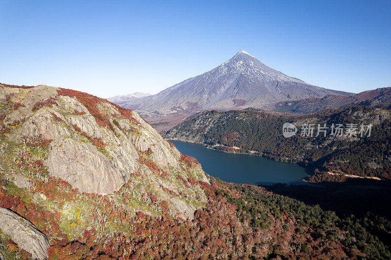 维拉里卡国家公园的湖泊和拉宁火山