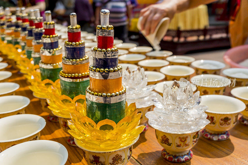 在中国成都文殊寺，餐桌上的装饰品是为佛教仪式准备的