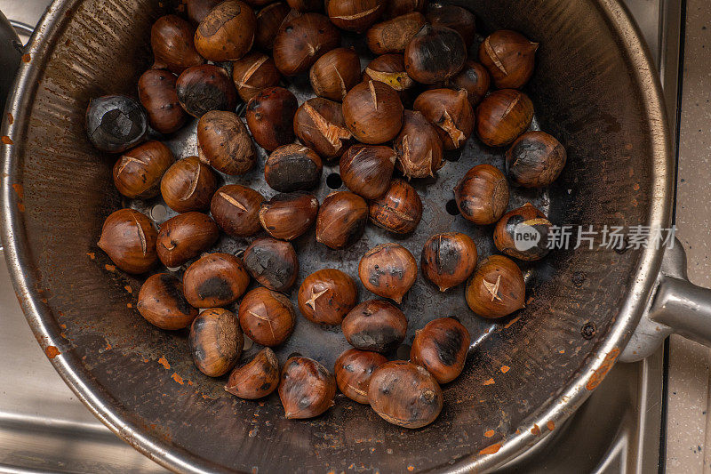 平底锅与栗子烹饪的俯视图