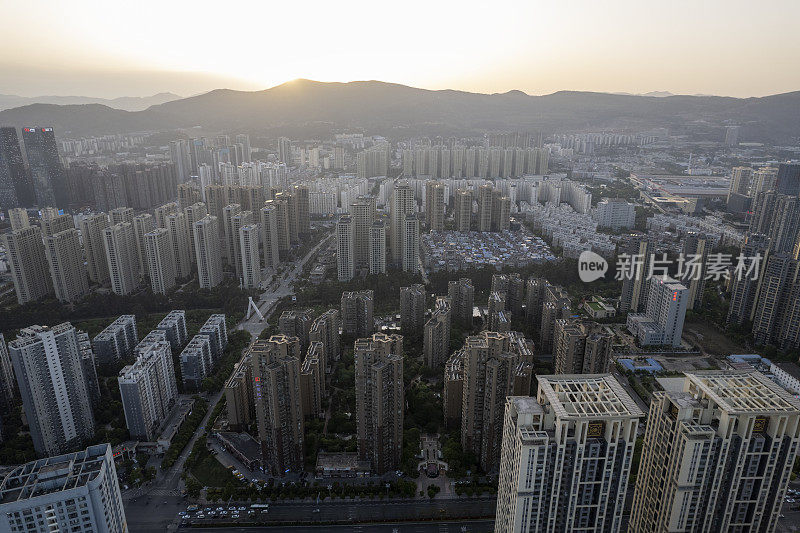 霓虹灯和车流在夕阳的照耀下穿过城市的街道