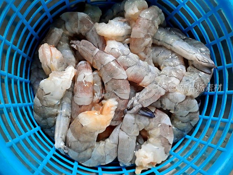 切虾板上削皮切虾-食品准备。
