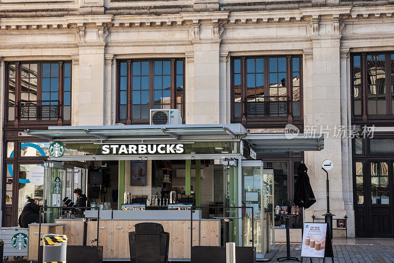 星巴克的标志在他们的主要快餐波尔多，法国。星巴克是一家遍布全球的美国连锁咖啡馆和快餐连锁店。
