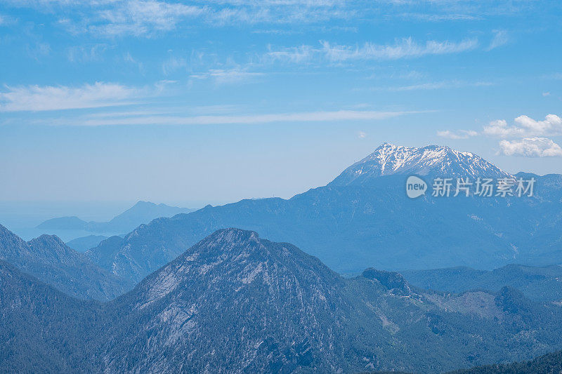 地中海和塔塔利山及其雪峰的景色