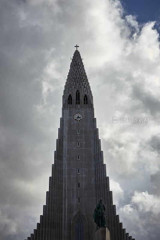 冰岛雷克雅未克市中心的Hallgrimskirkja教堂建筑