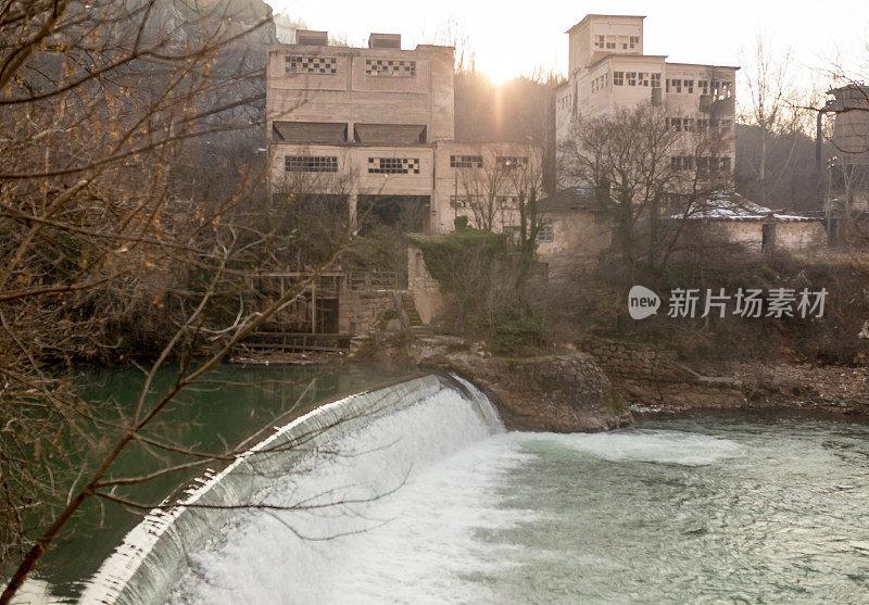 河边的秋景。河流和森林。阴暗的天气。中期的秋天。室外十月秋景