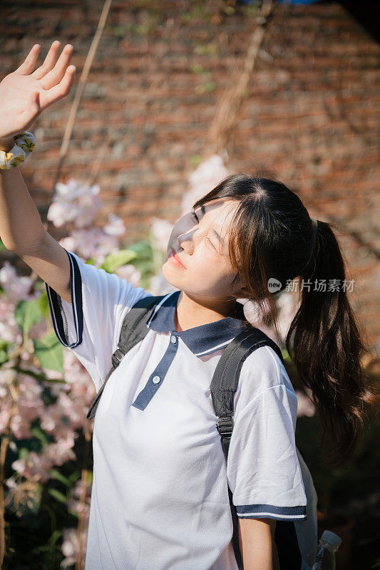 阳光下的亚洲女孩