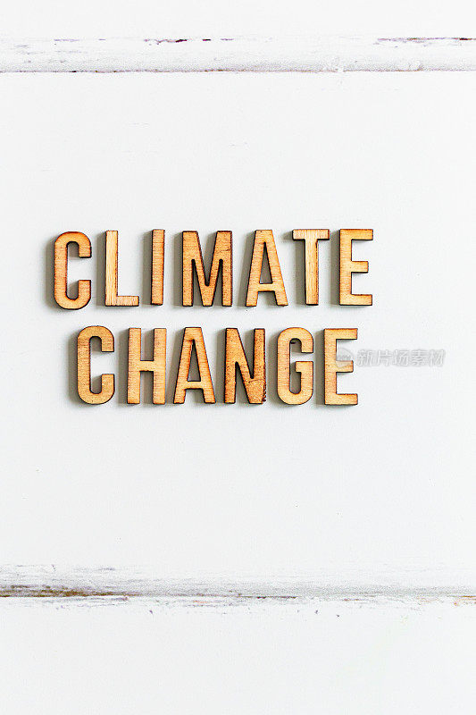白底木制字母拼出“气候变化”